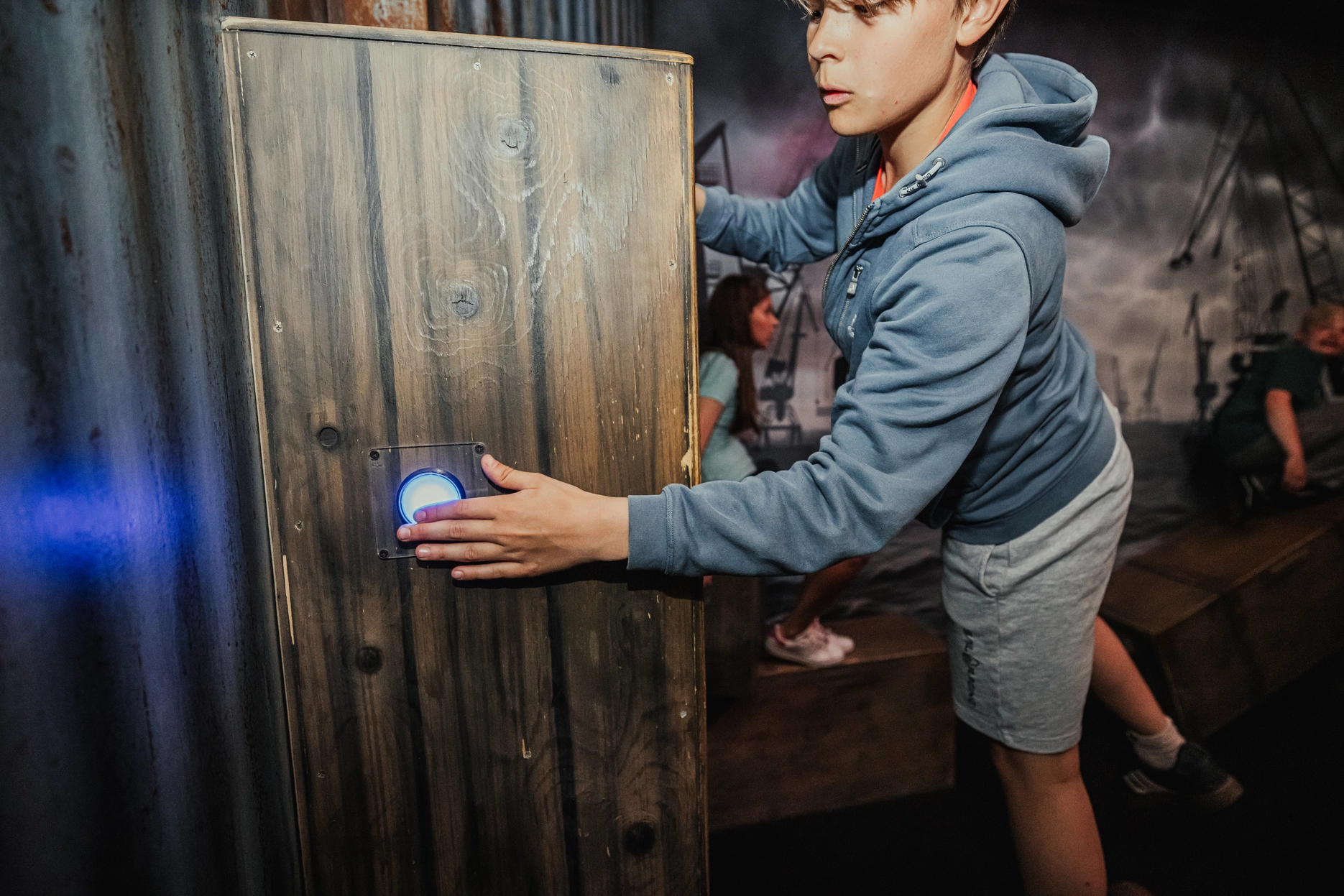 Barn som rör sig och har roligt på aktivitet i Malmö hos Laserdome Malmö