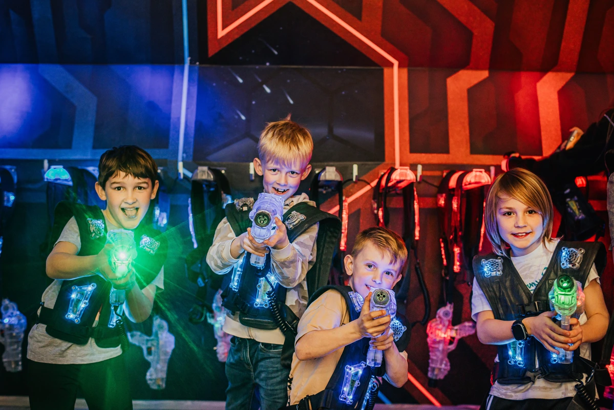Barn som rör sig och har roligt på aktivitet i Malmö hos Laserdome Malmö